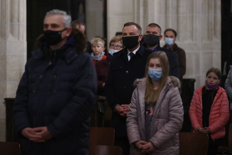 Prezydent Andrzej Duda (C) podczas mszy świętej w katedrze na Wawelu w Krakowie w Dzień Wszystkich Świętych. Fot. PAP/Ł. Gągulski 