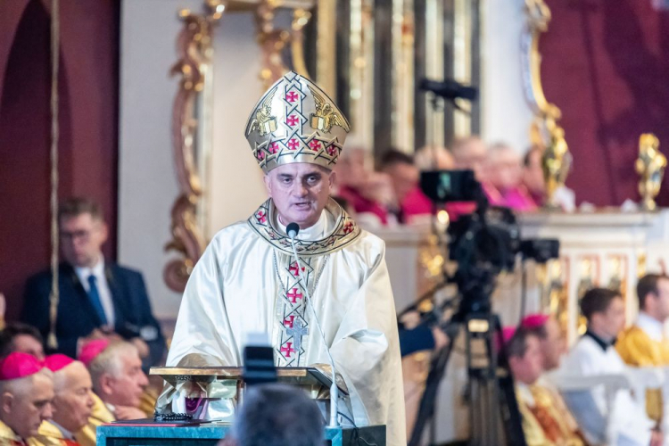 Nowy biskup diecezjalny bydgoski Krzysztof Włodarczyk (C) podczas ingresu w Katedrze św. Marcina i Mikołaja w Bydgoszczy. Fot. PAP/T. Żmijewski