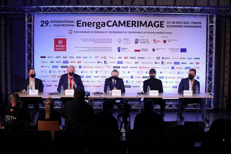 Wicepremier, minister kultury i dziedzictwa narodowego Piotr Gliński (C), animator kultury filmowej Bartosz Solarewicz (L), prezydent Torunia Michał Zaleski (2L), dyrektor Europejskiego Centrum Filmowego CAMERIMAGE Kazimierz Suwała (P) oraz prezes Fundacji Tumult Marek Żydowicz (2P). Toruń, 19.11.2021. Fot. PAP/L. Szymański