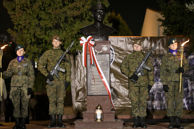 Uroczystość odsłonięcia pomnika płk. Łukasza Cieplińskiego w Rzeszowie. Fot. PAP/D. Delmanowicz