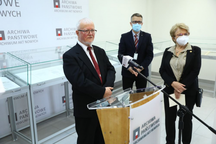 Działacz społeczny Polonii amerykańskiej Andrzej Cisek (L) z żoną Danutą (P) oraz dyrektor Archiwum Akt Nowych Mariusz Olczak (C) podczas uroczystości przekazania do zasobu AAN historycznego archiwum społecznika. Fot. PAP/R. Guz