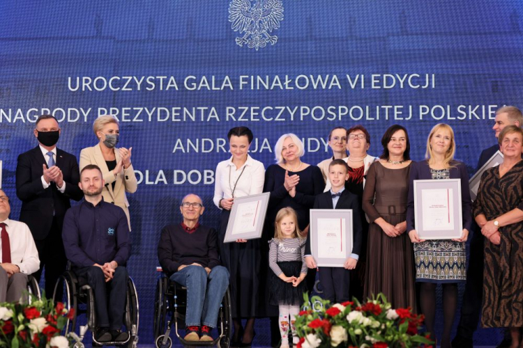 Warszawa, 22.11.2021. Prezydent RP Andrzej Duda (L) i pierwsza dama RP Agata Kornhauser-Duda (3L) z przedstawicielami instytucji, wyróżnionych Nagrodami Prezydenta RP „Dla Dobra Wspólnego” podczas uroczystej gali w Pałacu Prezydenckim w Warszawie. Fot. PAP/L. Szymański