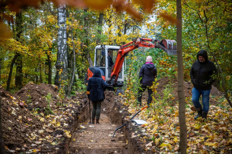 Oględziny przypuszczalnych miejsc masowych mordów z czasów II wojny światowej na terenie tzw. Doliny Śmierci w Chojnicach. Fot. Instytut Pamięci Narodowej Oddział w Gdańsku