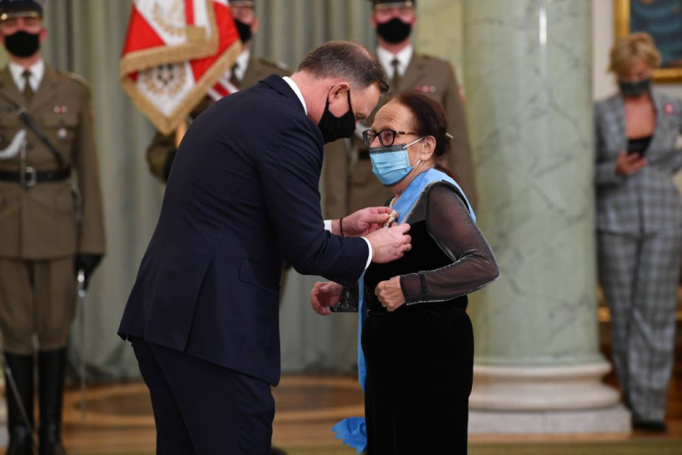 Obchody Święta Niepodległości. Prezydent RP Andrzej Duda (L) oraz odznaczona Orderem Orła Białego Joanna Duda-Gwiazda (P). Warszawa, 11.11.2021. Fot. PAP/R. Pietruszka