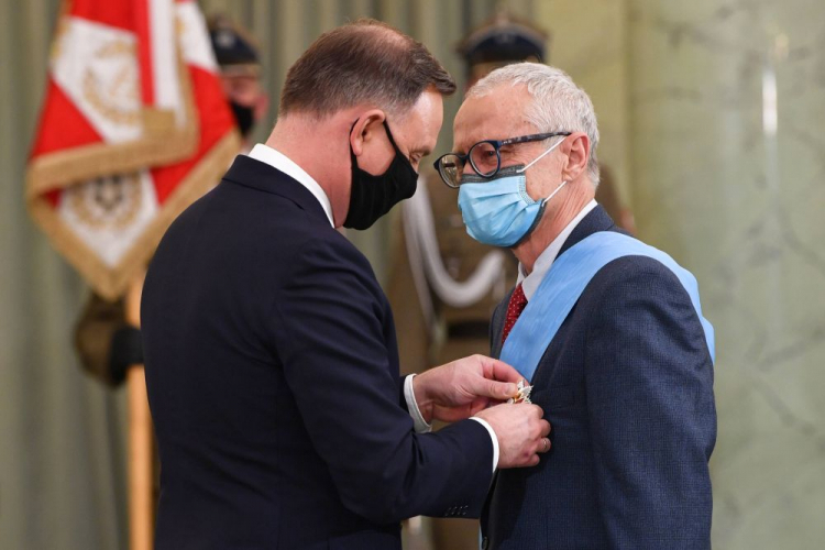 Obchody Święta Niepodległości. Prezydent RP Andrzej Duda (L) oraz odznaczony Orderem Orła Białego poeta i wydawca Jan Polkowski (P). Warszawa, 11.11.2021. Fot. PAP/R. Pietruszka