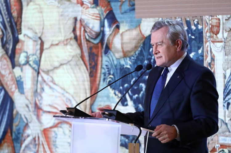 Wicepremier, minister kultury i dziedzictwa narodowego Piotr Gliński (P) podczas uroczystego otwarcia wirtualnej Galerii Sztuki Banku Pekao wraz z przekazaniem dzieł Zamkowi Królewskiemu i Muzeum Narodowemu w Warszawie na Zamku Królewskim w Warszawie. Fot. PAP/T. Gzell