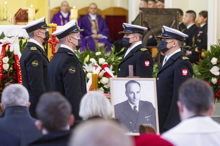 Msza pogrzebowa w intencji śp. kmdr. Adama Stanisława Rychla, mata Karola Martyńskiego i st. mar. Henryka Zająca w Kościele Garnizonowym MW pw. Matki Boskiej Częstochowskiej w Gdyni Oksywiu. Fot. PAP/P. Wittman