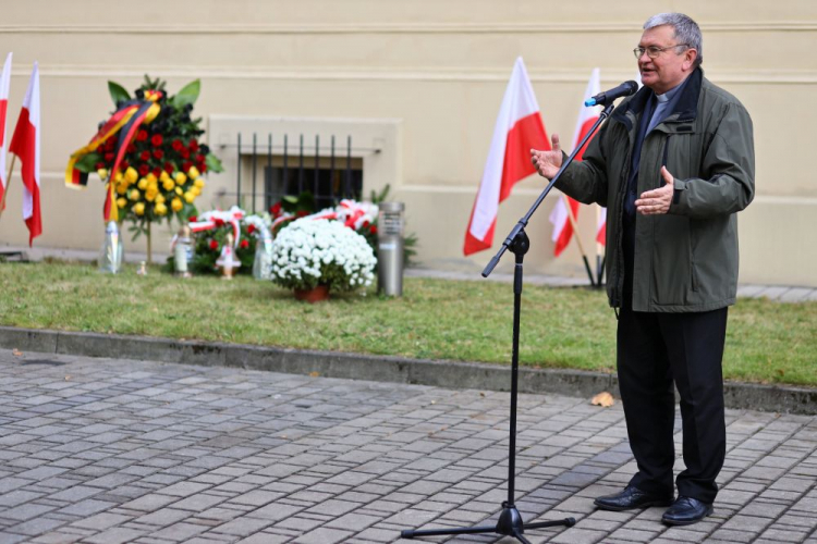  Kraków, 08.11.2021. Rektor Akademii Ignatianum ks. Józef Bremer, 8 bm. podczas uroczystości złożenia kwiatów pod znajdującą się na ścianie Willi Zofiówka w Krakowie tablicą, upamiętniającą aresztowanie przez niemieckich okupantów 25 jezuitów z kolegium krakowskiego. 8 listopada przypada 82. rocznica aresztowania. Fot. PAP/Art Service