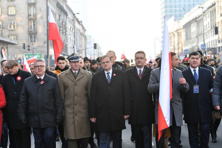 Prezes Stowarzyszenia Marsz Niepodległości Robert Bąkiewicz (2P), poseł Konfederacji Robert Winnicki (3P), dyrektor Gabinetu Szefa UdSKiOR Wojciech Lesiak (2L) i szef Urzędu do Spraw Kombatantów i Osób Represjonowanych Jan Józef Kasprzyk (4L) biorą udział w Marszu Niepodległości. Warszawa, 11.11.2021. Fot. PAP/P. Nowak