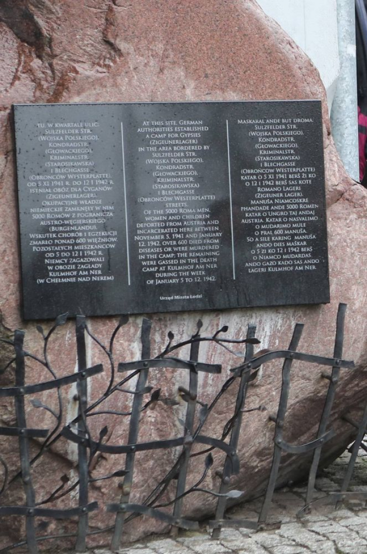 Pomnik przed budynkiem tzw. Kuźni Romów poświęcony ofiarom obozu cygańskiego w Litzmannstadt Ghetto. Fot. PAP/M. Kliński