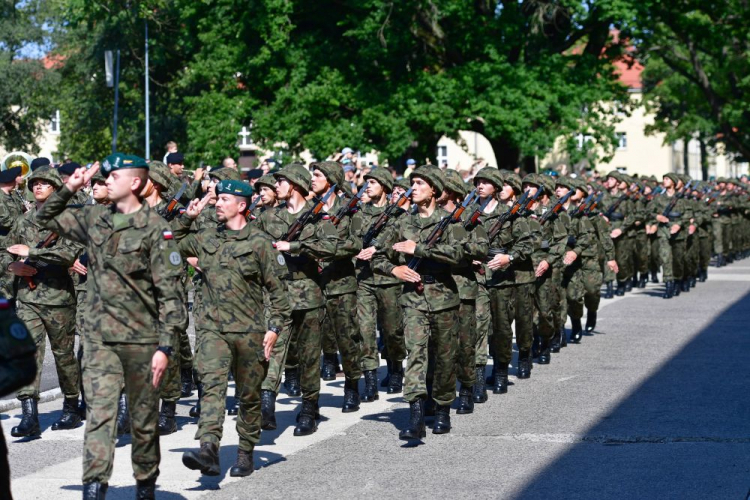 Przysięga 77 studentów, którzy ochotniczo odbywają służbę wojskową w ramach Legii Akademickiej. Szczecin, 20.07.2019. Fot. PAP/M. Bielecki