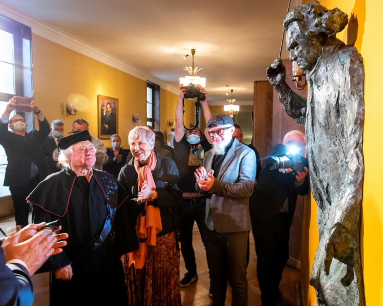 Jerzy Maksymiuk (L), jego żona i menedżerka Ewa Piasecka-Maksymiuk (C) oraz autor portretu, rzeźbiarz Jacek Kiciński (2P) podczas odsłonięcia portretu rzeźbiarskiego Jerzego Maksymiuka towarzyszącego ceremonii nadania dyrygentowi tytułu doktora honoris causa bydgoskiej Akademii Muzycznej im. Feliksa Nowowiejskiego. Fot. PAP/T. Żmijewski