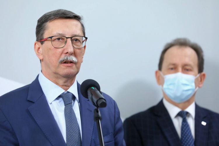 Warszawa, 17.11.2021. Wiceminister edukacji i nauki Włodzimierz Bernacki (P) oraz dyrektor Instytutu Dziedzictwa Myśli Narodowej im. R. Dmowskiego i I. J. Paderewskiego Jan Żaryn (L) podczas konferencji prasowej „Konkurs na najciekawsze prace magisterskie i doktorskie związane z historią ruchu narodowego i katolicyzmu społecznego w Polsce”, w siedzibie Ministerstwa Edukacji i Nauki. Fot. PAP/R. Guz