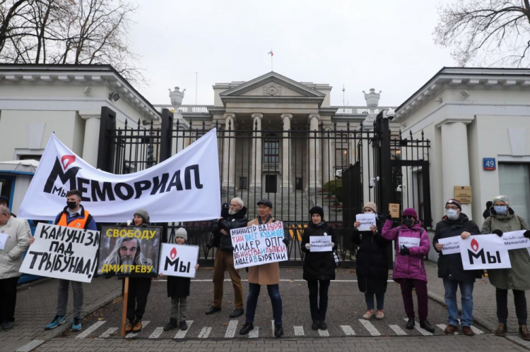 Protest w obronie Stowarzyszenia Memoriał przed ambasadą Rosji w Warszawie. Fot. PAP/T. Gzell