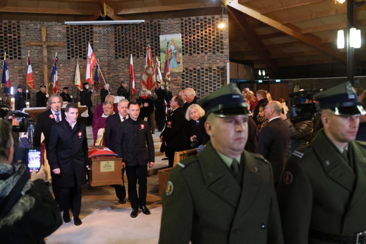 Uroczystość wyprowadzenia trumny Maurycego Mochnackiego z kościoła św. Genowefy w Auxerre. Fot. PAP/L. Szymański