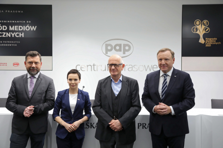 Przewodniczący Rady Mediów Narodowych Krzysztof Czabański (2P), prezes PAP Wojciech Surmacz (L), prezes Polskiego Radia Agnieszka Kamińska (2L) oraz prezes Telewizji Polskiej Jacek Kurski (P) podczas organizowanej przez Polską Agencję Prasową konferencji prasowej pt. "Ogłoszenie Nominowanych do Nagród Mediów Publicznych", 15 bm. w Centrum Prasowym PAP w Warszawie. Fot. PAP/W. Olkuśnik