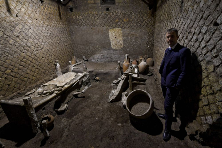 Dyrektor parku archeologicznego w Pompejach Gabriel Zuchtriegel w odkrytym pokoju niewolników. Fot. PAP/EPA