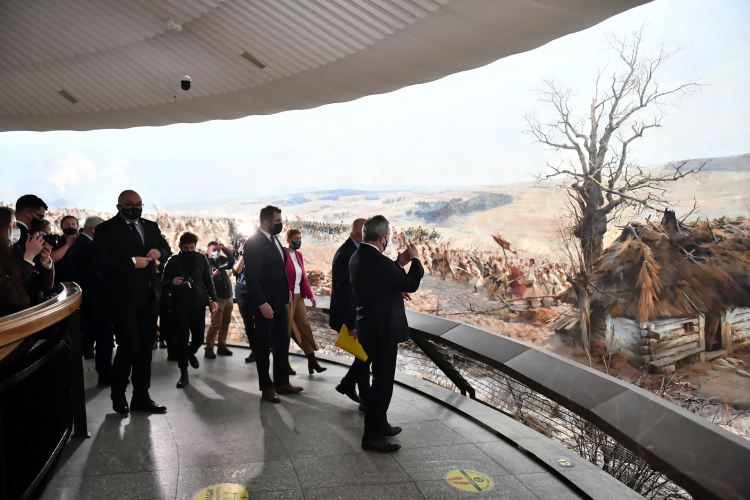 Wicepremier, minister kultury i dziedzictwa narodowego Piotr Gliński (P) podczas zwiedzania „Panoramy Racławickiej” w Muzeum Narodowym we Wrocławiu. Fot. PAP/M. Kulczyński