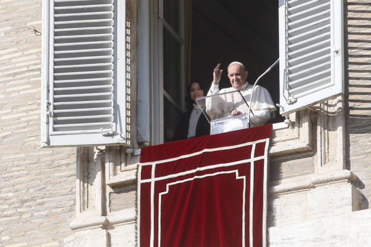 Papież Franciszek podczas spotkania z wiernymi na modlitwie Anioł Pański. 21.11.2021. Fot. PAP/EPA