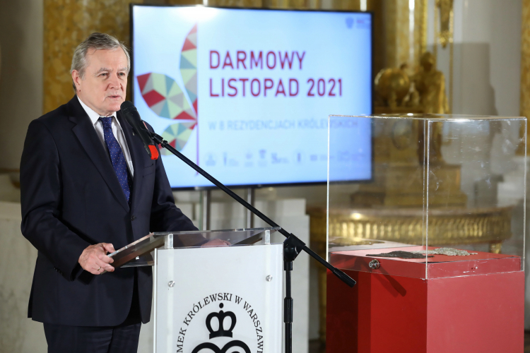 Minister kultury i dziedzictwa narodowego Piotr Gliński podczas konferencji prasowej inaugurującej akcję "Darmowy Listopad w Rezydencjach Królewskich" na Zamku Królewskim w Warszawie. Fot. PAP/R. Guz