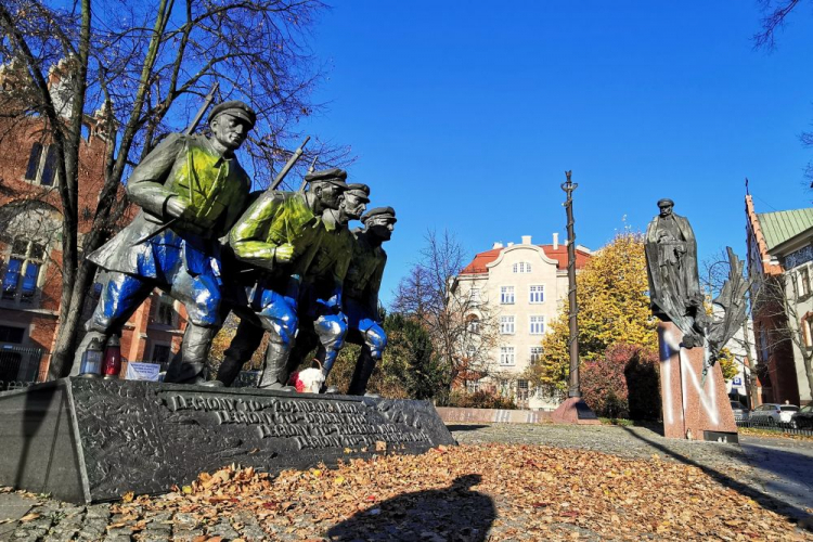 Zdewastowane pomniki Józefa Piłsudskiego i Czwórki Legionowej stojące przy ul. Piłsudskiego w Krakowie. Fot. PAP/Art Service 2