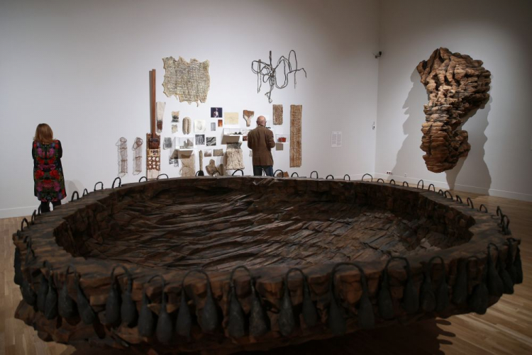 Wystawa „Ursula von Rydingsvard. Tylko sztuka” prezentowana w gmachu głównym Muzeum Narodowego w Krakowie. Fot. PAP/Ł. Gągulski