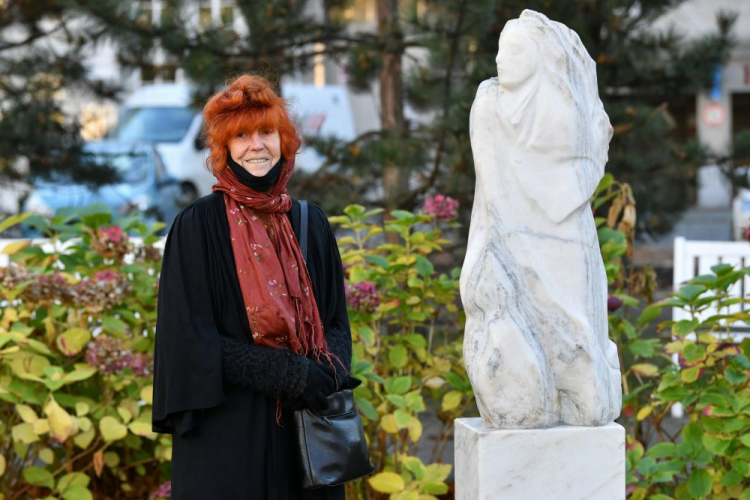  Sopot, 09.11.2021. Ewa Beyer-Formela podczas uroczystości odsłonięcia dwóch jej rzeźb ("Kolumna" oraz "Kora") na skwerze Miłosza w Sopocie. Wydarzenie to inauguracja długofalowego projektu, którego założeniem jest umieszczanie rzeźb w przestrzeni publicznej. Fot. PAP/A. Warżawa