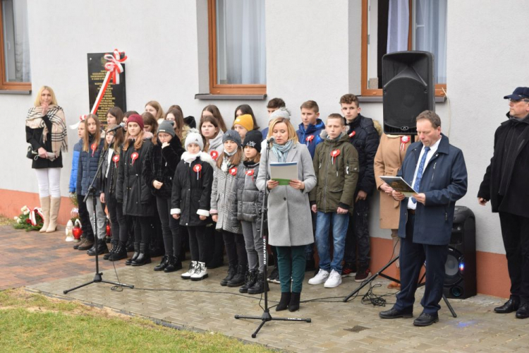 Odsłonięcie tablicy upamiętniającej zamordowanych w czasie II wojny światowej mieszkańców Siedliszowic. Fot. Danuta Mikoda/IPN