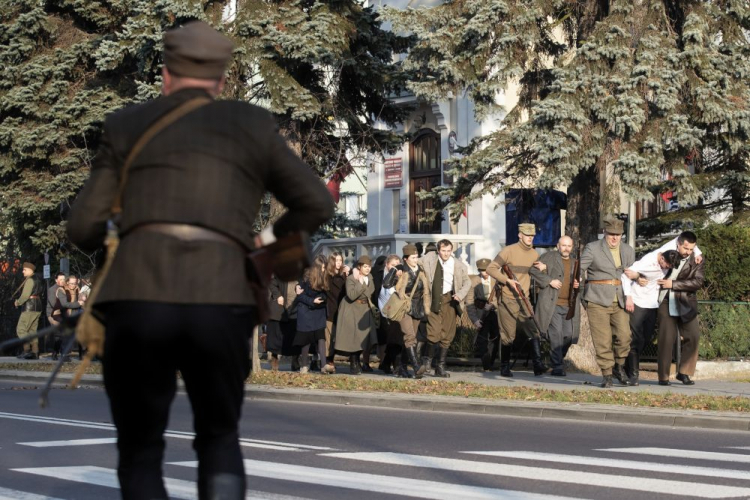 Uczestnicy rekonstrukcji historycznej akcji rozbicia więzienia PUBP „Smocza Jama” przez oddział Armii Krajowej Kompanii Narol. Tomaszów Lubelski, 14.11.2021. Fot. PAP/J. Szydłowski