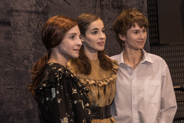 Od lewej: Izabella Rzeszowska, Aleksandra Idkowska i Adrianna Dorociak, aktorki grające w spektaklu „Jentl" w reż. Roberta Talarczyka w Teatrze Żydowskim.