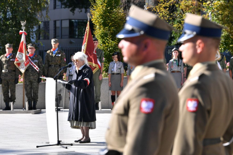 Por. Teresa Stanek podczas uroczystości przy Pomniku Polskiego Państwa Podziemnego i Armii Krajowej. Warszawa, 27.09.2021. Fot. PAP/R. Pietruszka