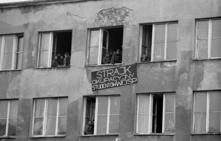 Strajk w Wyższej Oficerskiej Szkole Pożarnictwa. Warszawa, 25.11.1981. Fot. PAP/G. Rogiński