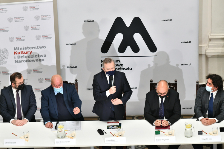 Wicepremier, minister kultury i dziedzictwa narodowego Piotr Gliński (C), minister funduszy i polityki regionalnej Grzegorz Puda (L), dyrektor Muzeum Narodowego we Wrocławiu Piotr Oszczanowski (2L), marszałek województwa dolnośląskiego Cezary Przybylski (2P) i członek zarządu woj. dolnośląskiego Krzysztof Maj (P) podczas konferencji prasowej w Muzeum Narodowym we Wrocławiu. Fot. PAP/M. Kulczyński