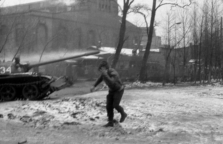 Pacyfikacja Kopalni Węgla Kamiennego Wujek. Katowice, 16.12.1981. Fot. PAP/M. Janicki