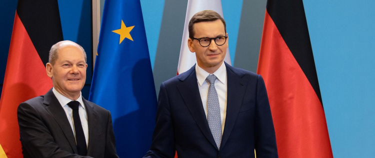 Nowy kanclerz Niemiec Olaf Scholz (L) i premier Polski Mateusz Morawiecki (P). Źródło: www.gov.pl