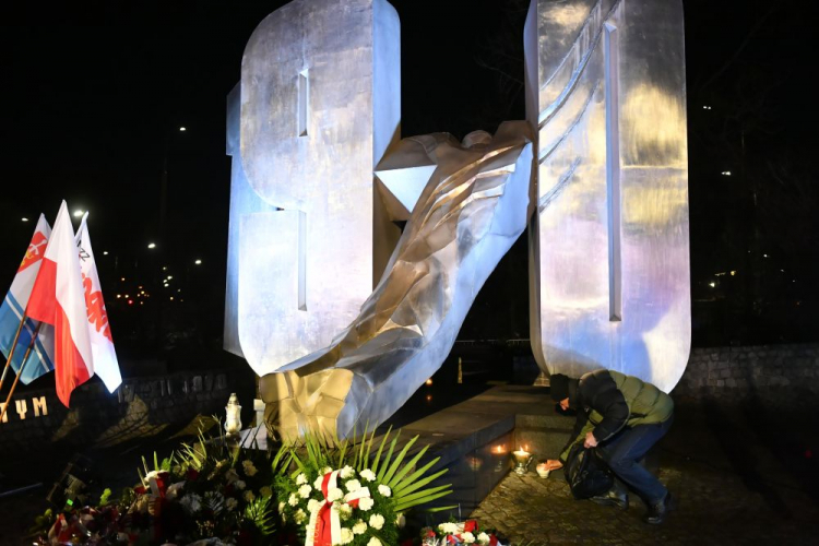 Uroczystość przed Pomnikiem Ofiar Grudnia 1970. Gdynia, 17.12.2021.  Fot. PAP/A. Warżawa