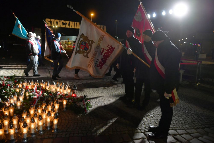 Obchody 51. rocznicy Grudnia '70: ceremonia złożenia wieńców na placu Solidarności przed Pomnikiem Poległych Stoczniowców. Fot. PAP/A. Warżawa