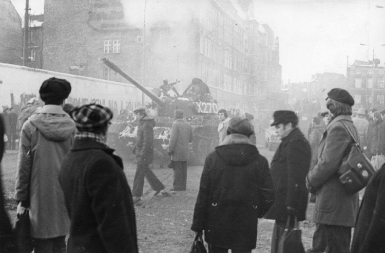 Czołgi w rejonie Stoczni Gdańskiej. 13 grudnia 1981 r. Źródło: IPN
