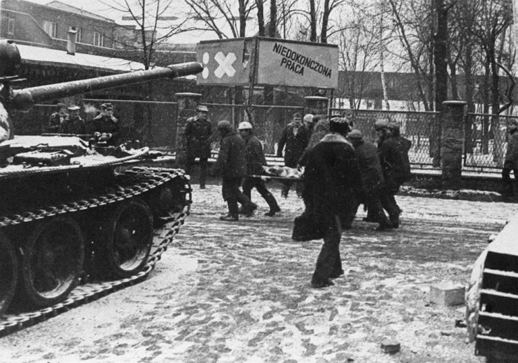 Pacyfikacja kopalni „Wujek” i „Manifest Lipcowy” na początku stanu wojennego. Katowice, 16.12.1981. Fot. PAP