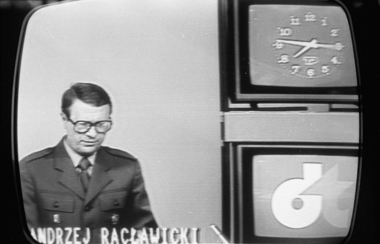 Andrzej Racławicki, prezenter Dziennika Telewizyjnego w wojskowym mundurze na ekranie telewizora. 23.01.1982. Fot. PAP/CAF/T. Zagoździński