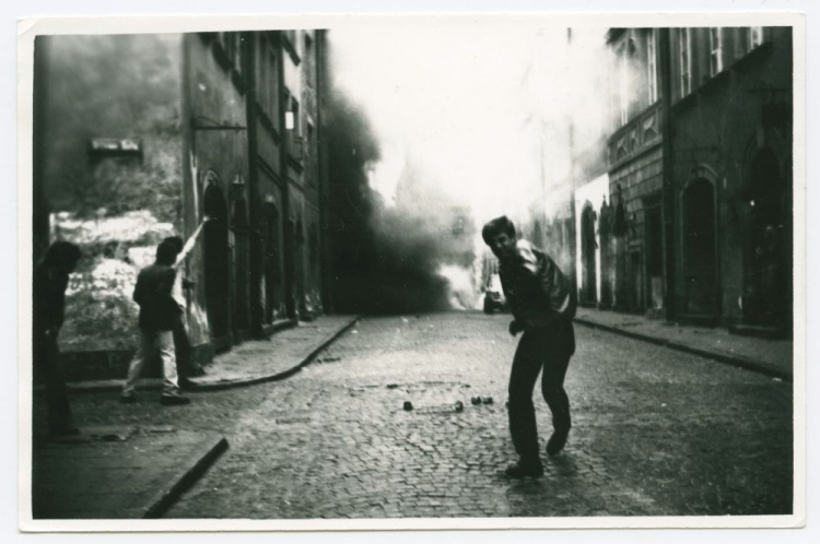 Stan wojenny. Starcia z milicją podczas manifestacji na Starym Mieście w Warszawie. 03.05.1982. Fot. Piotr Lubian. Źródło: Muzeum Warszawy