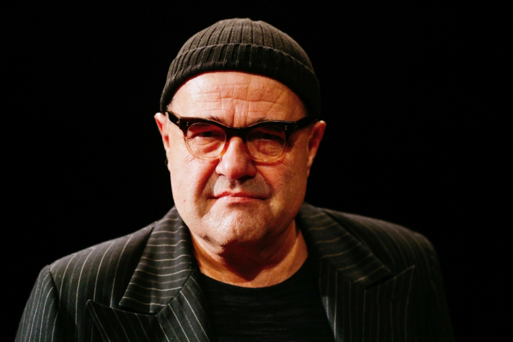 Warszawa, 06.12.2021. Aktor Cezary Żak na próbie medialnej w Och-Teatrze w Warszawie, 6 bm. sztuki „Słoneczni Chłopcy” Neila Simona w reż. Marcina Hycnara. Premiera spektaklu 9 grudnia. Fot. PAP/A. Zawada