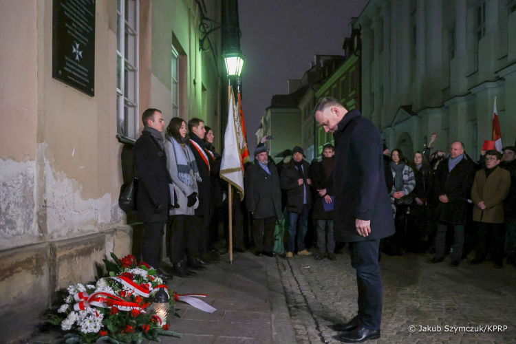 W 40. rocznicę wprowadzenia stanu wojennego prezydent Andrzej Duda zapalił znicz pod tablicą znajdującą się na budynku przy ul. Jezuickiej 1/3 w Warszawie, gdzie mieścił się komisariat milicji obywatelskiej, w którym Grzegorz Przemyk został skatowany. Źródło: www.twitter.com/prezydentpl