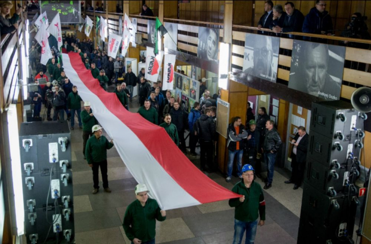 Bieruń, 14.12.2016. Historyczna rekonstrukcja wydarzeń z 14 grudnia 1981 roku, w kopalni Piast w Bieruniu. Fot. PAP/A. Grygiel