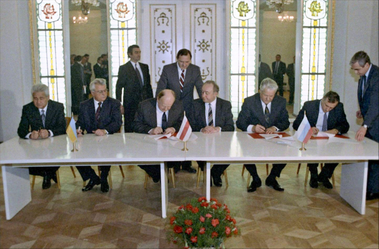 Podpisywanie układu w Wiskulach, 8 grudnia 1991 r. Źródło: Wikimedia Commons