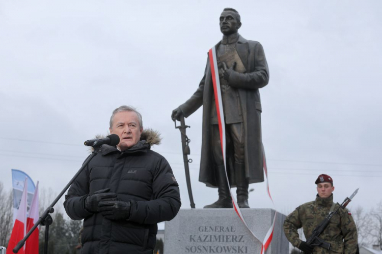 Sulejówek, 22.12.2021. Wicepremier, minister kultury i dziedzictwa narodowego Piotr Gliński (C-L) wziął udział w uroczystym odsłonięciu pomnika gen. Kazimierza Sosnkowskiego u zbiegu ulic 11 listopada i Dzielnej w Sulejówku k. Warszawy, 22 bm. w 107. rocznicę Bitwy pod Łowczówkiem. Fot. PAP/P. Supernak