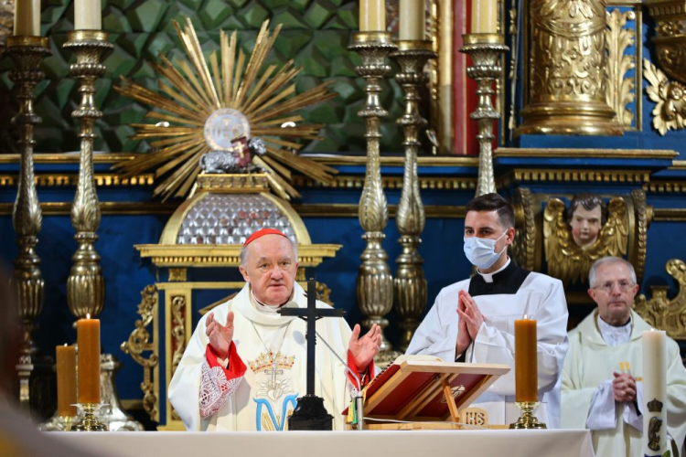 Kraków, 08.12.2021. Metropolita warszawski kard. Kazimierz Nycz (L) podczas mszy św. z okazji 625-lecia wydziału teologicznego i 40-lecia Papieskiej Akademii Teologicznej (obecnie UPJPII), sprawowanej w kościele pw. św. Marka Ewangelisty w Krakowie. Fot. PAP/Art Service