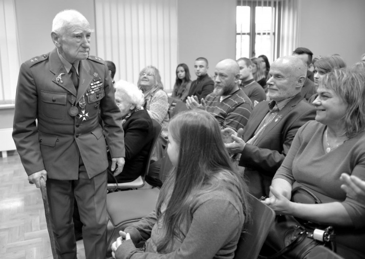 Weteran Narodowy Sił Zbrojnych porucznik Henryk Atemborski (L) podczas obchodów 75. rocznicy powstania NSZ. Leżajsk, 29.10.2017. Fot. PAP/D. Delmanowicz