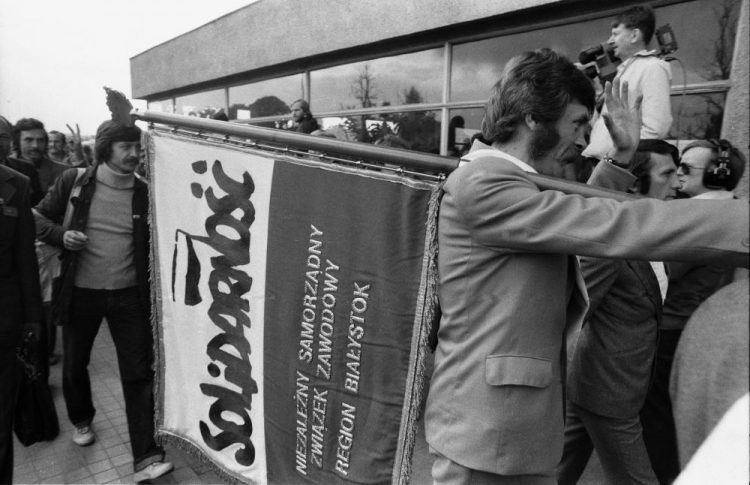 Przedstawiciele Regionu Białystok ze sztandarem Solidarności podczas I Krajowego Zjazdu Delegatów NSZZ „S”. Gdańsk, 05.09.1981. Fot. PAP/CAF/J. Uklejewski