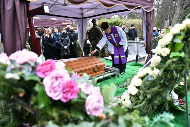 Ksiądz Andrzej Luter (C) podczas uroczystości pogrzebowych reżysera Sylwestra Chęcińskiego na Cmentarzu Grabiszyńskim we Wrocławiu. Fot. PAP/M. Kulczyński